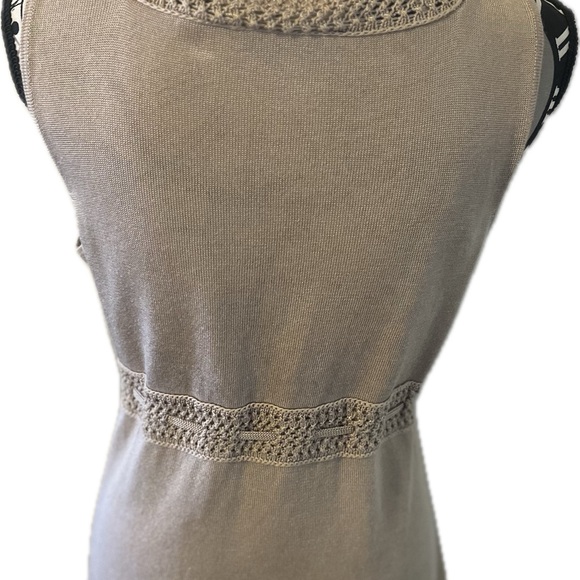 Sleeveless v neck sweater - Picture 3 of 13